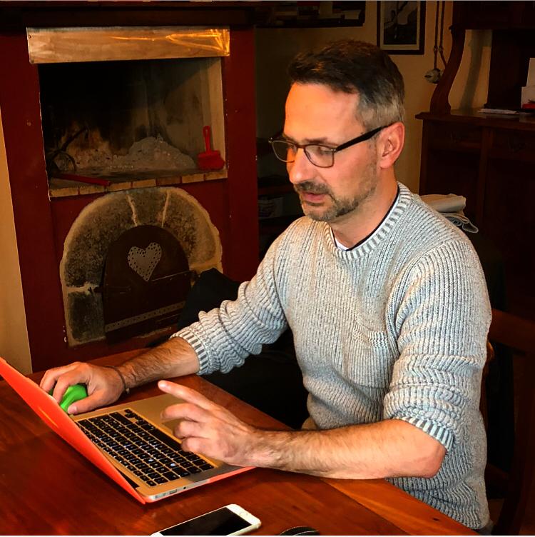 Andrea Monaci al lavoro al computer
