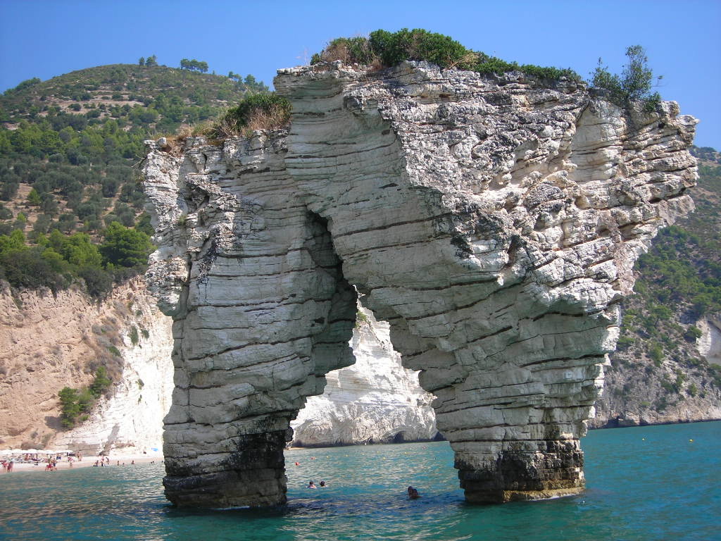 Faraglione calcareo sulla costa di Mattinata