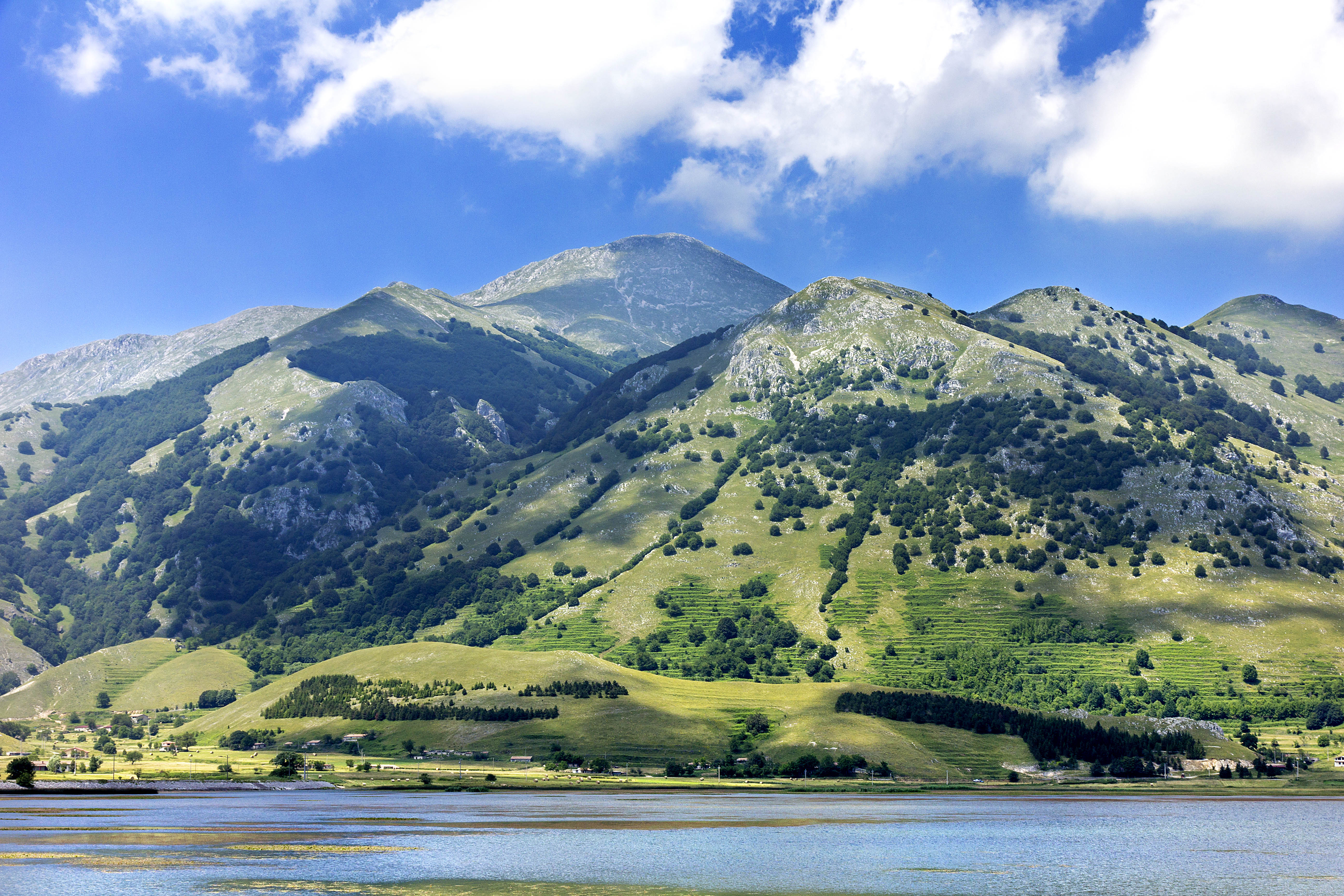 Il massiccio del Matese e il lago ai suoi piedi