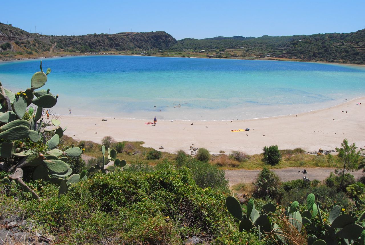 Le acque del Lago Specchio di Venere a Pantelleria