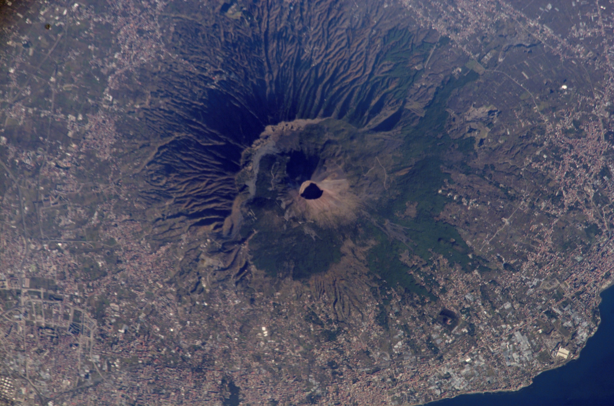 Il complesso Somma-Vesuvio visto dalla Stazione Spaziale Internazionale